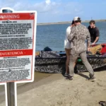 Retiran letreros en Playa Bagdad y reavivan debate fronterizo