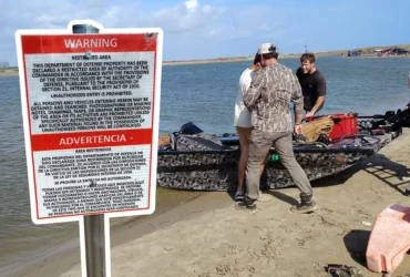 Retiran letreros en Playa Bagdad y reavivan debate fronterizo