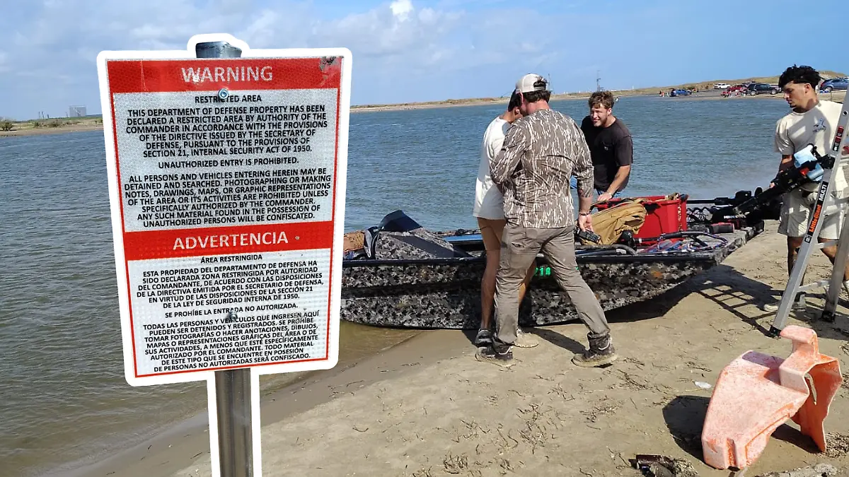 Retiran letreros en Playa Bagdad y reavivan debate fronterizo