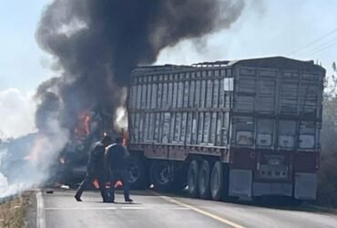 Bloqueos y quema de vehículos afectan seis municipios de Michoacán