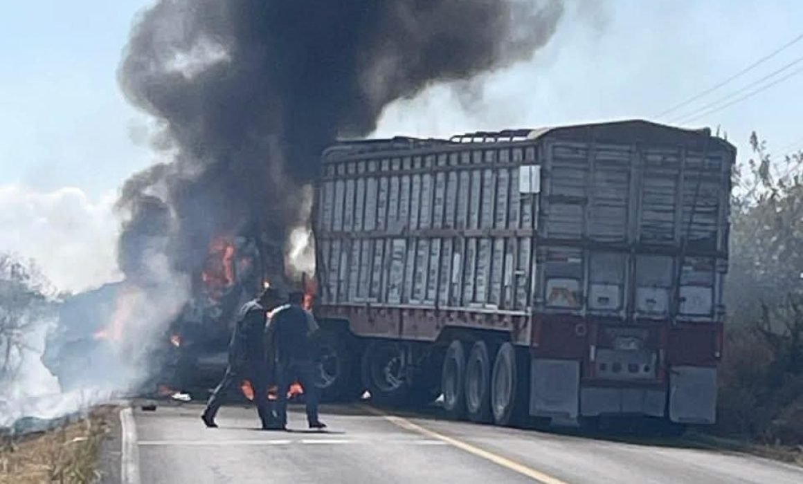 Bloqueos y quema de vehículos afectan seis municipios de Michoacán