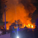 Incendio destruye tres jacales y autos en colonia Santa Sofía