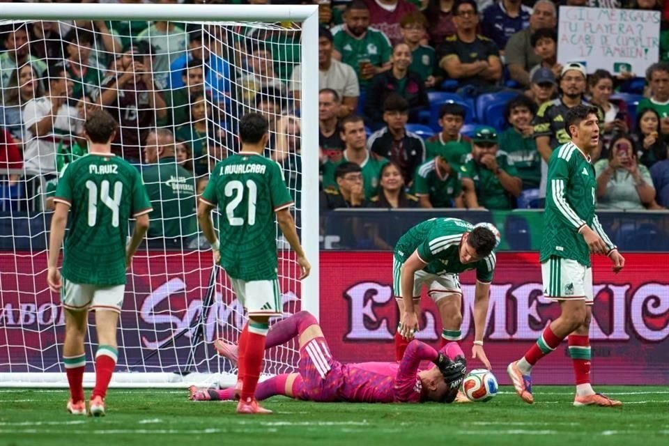 México cae 2-1 ante Paraguay y suma seis partidos sin ganar