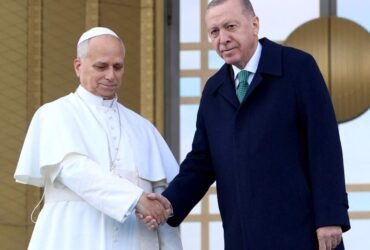 Papa León XIV inicia gira en Turquía para diálogo interreligioso