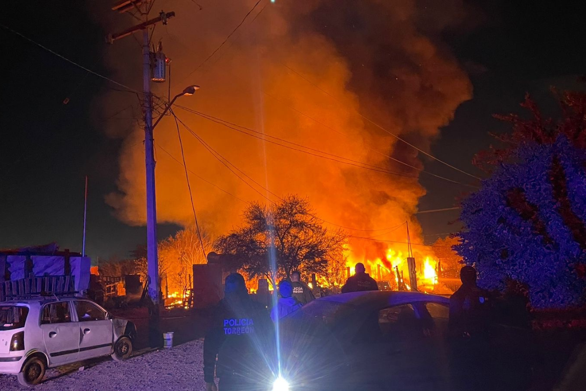 Incendio destruye tres jacales y autos en colonia Santa Sofía