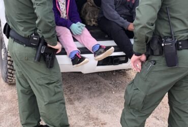 Niños migrantes de tres años enfrentan solos audiencias en Arizona