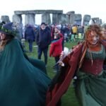 Miles celebran el solsticio de invierno en Stonehenge, Inglaterra