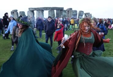 Miles celebran el solsticio de invierno en Stonehenge, Inglaterra