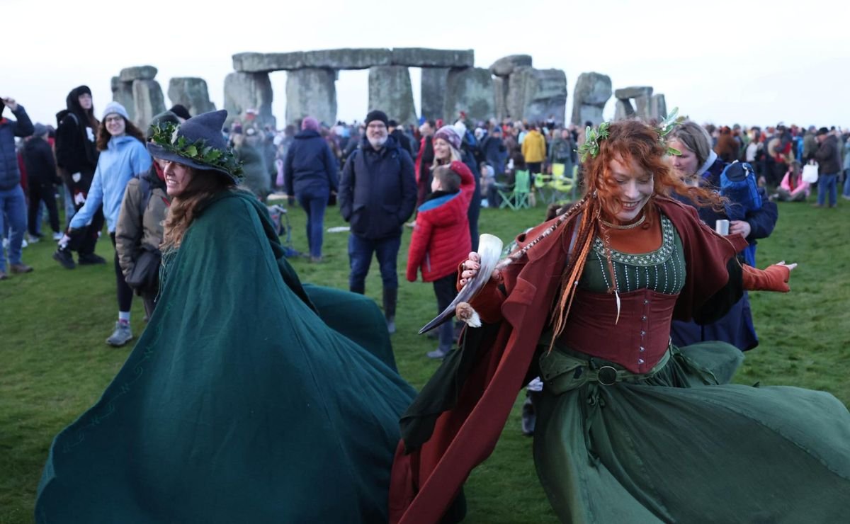 Miles celebran el solsticio de invierno en Stonehenge, Inglaterra