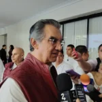 En un contexto marcado por tensiones internacionales, el gobernador de Tamaulipas, Américo Villarreal Anaya, hizo un llamado a cerrar filas con la presidenta de México, Claudia Sheinbaum Pardo, y a mantener una política exterior sustentada en la justicia, la paz y el respeto al derecho internacional.