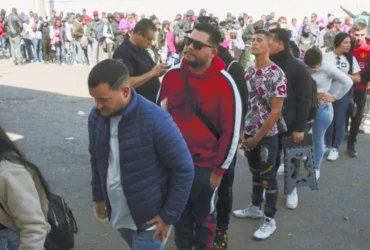 Jueza de EE UU frena revocación de estatus legal a migrantes