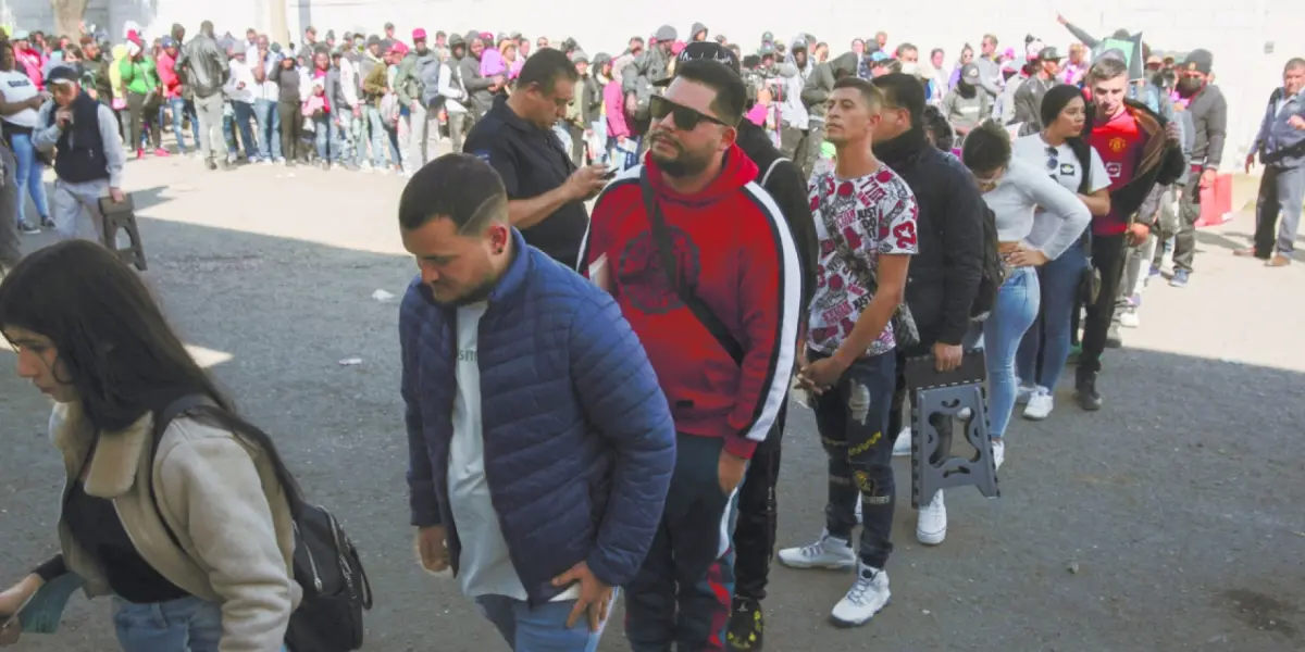 Jueza de EE UU frena revocación de estatus legal a migrantes