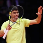 Alcaraz vence a Sinner en Seúl con alerta por riesgo de moqueta