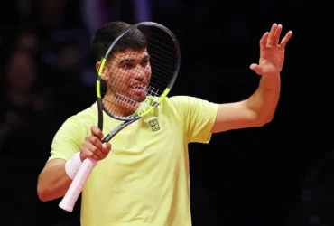 Alcaraz vence a Sinner en Seúl con alerta por riesgo de moqueta