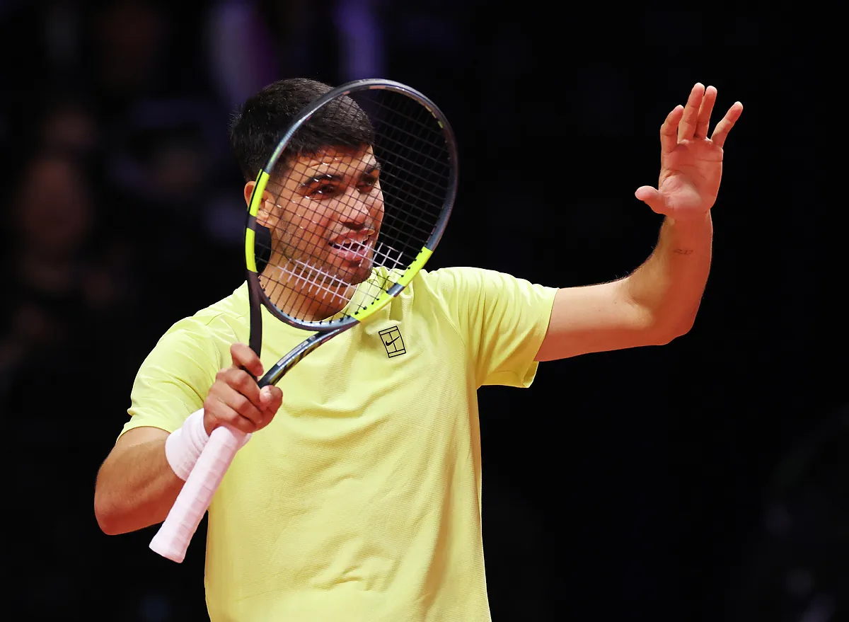 Alcaraz vence a Sinner en Seúl con alerta por riesgo de moqueta