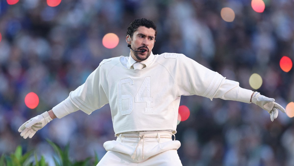 Bad Bunny revoluciona Super Bowl LX y TikTok con show en español