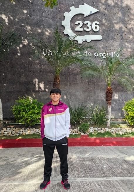 Yeray Becerra gana dos campeonatos nacionales de atletismo DGETI