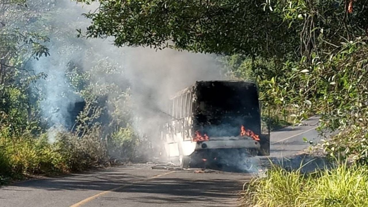 Bloqueos y quema de vehículos afectan carreteras de Nayarit