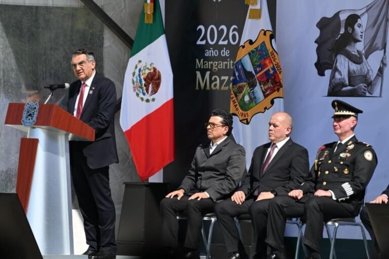 Eduardo Gattás y autoridades conmemoran el Día de la Bandera en Victoria