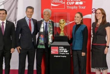 Sheinbaum presenta réplica de la Copa Mundial en Palacio Nacional
