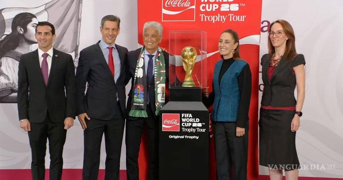 Sheinbaum presenta réplica de la Copa Mundial en Palacio Nacional