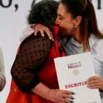 Sheinbaum entrega escrituras en Tecámac para mujeres mexiquenses