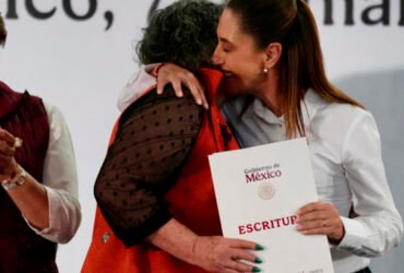 Sheinbaum entrega escrituras en Tecámac para mujeres mexiquenses