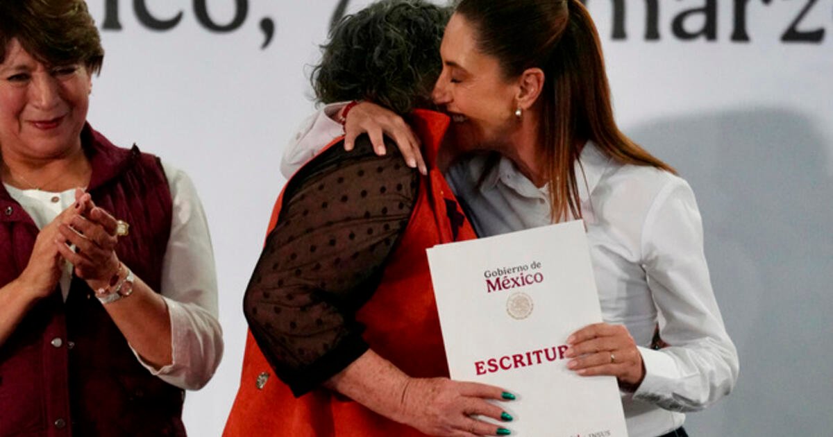 Sheinbaum entrega escrituras en Tecámac para mujeres mexiquenses