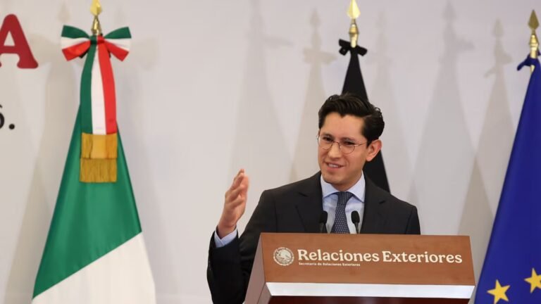 Cancillería niega reporte sobre retiro de visas a Durazo y Villarreal