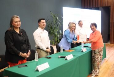 UAT entrega constancias a adultos mayores por cursos digitales