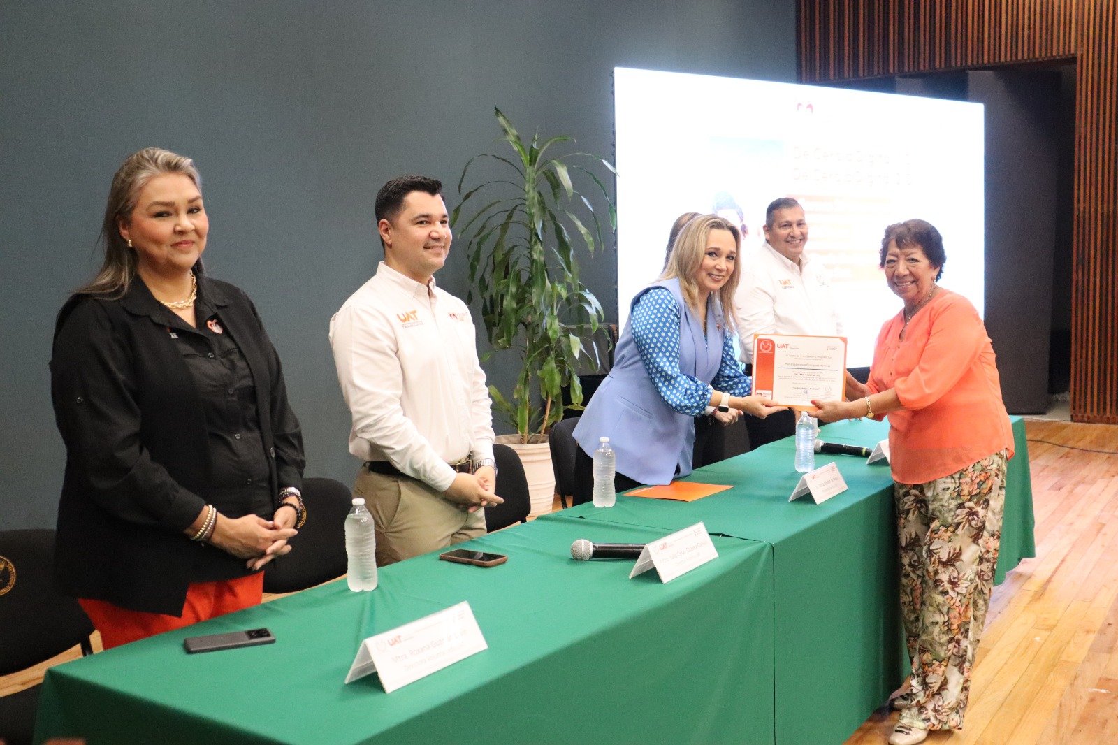 UAT entrega constancias a adultos mayores por cursos digitales