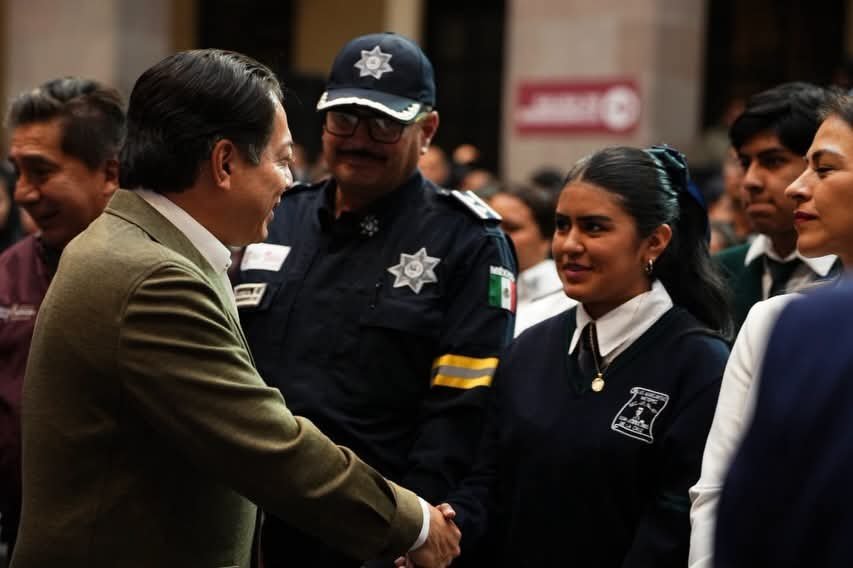Beca Rita Cetina apoya a 5.6 millones de alumnos de secundaria