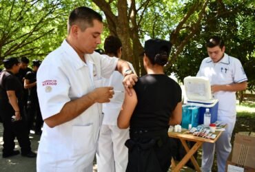 ISSSTE aplica más de 300 vacunas a personal de SSPT en Tamaulipas