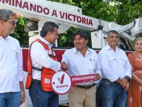 Victoria adquiere camión-pluma para mejorar alumbrado público