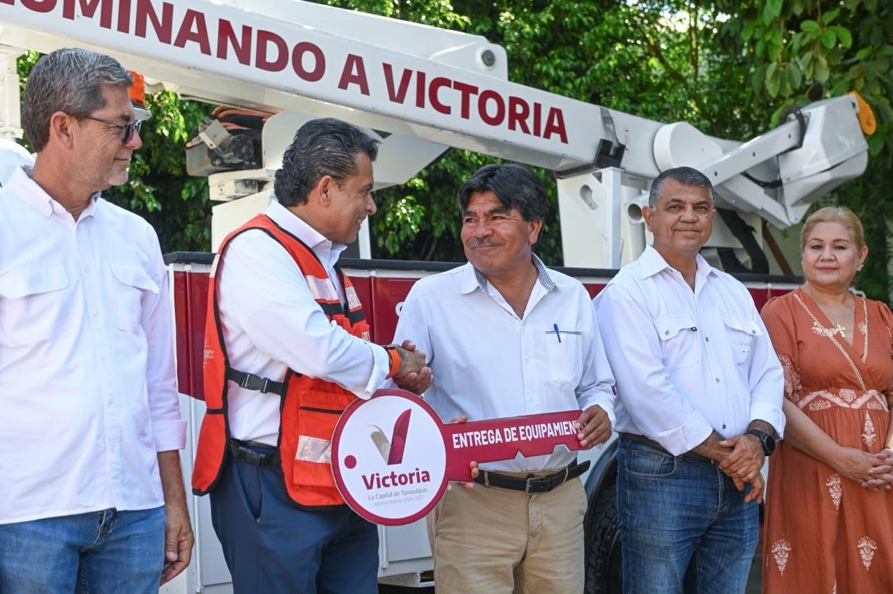 Victoria adquiere camión-pluma para mejorar alumbrado público