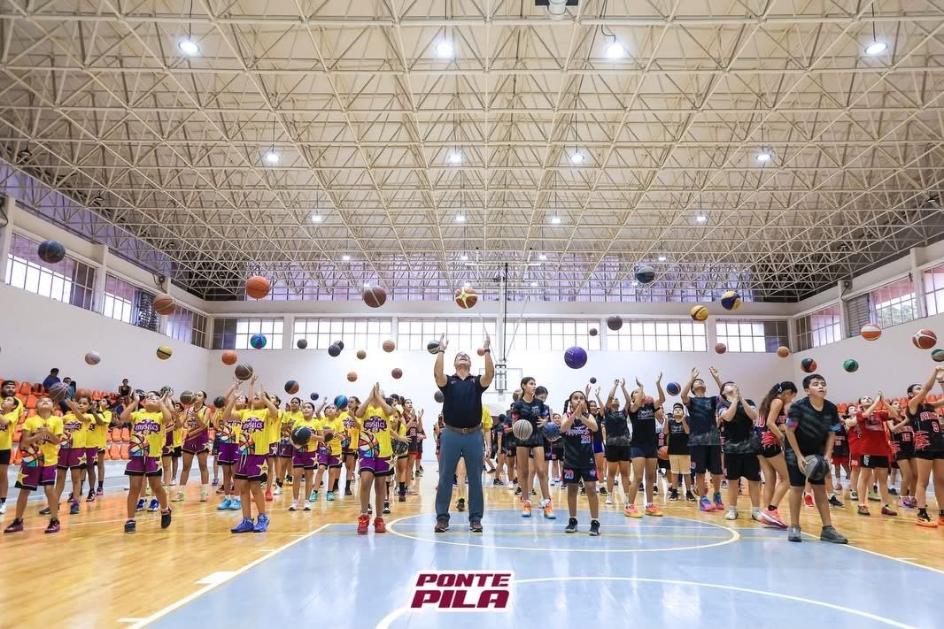 Más de 100 niños participan en Clase Nacional de Baloncesto en Victoria