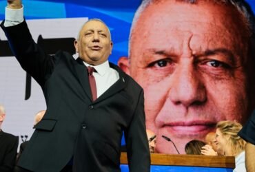 Eisenkot negocia coalición para disputar el poder a Netanyahu