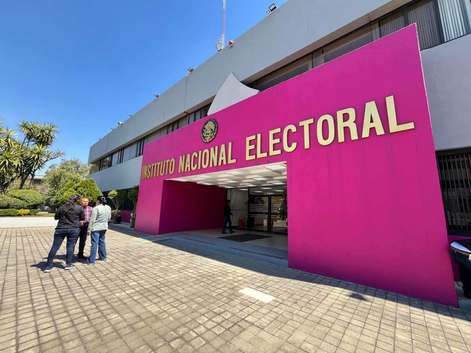 Sheinbaum pide al INE aclarar contratos con proveedores electorales
