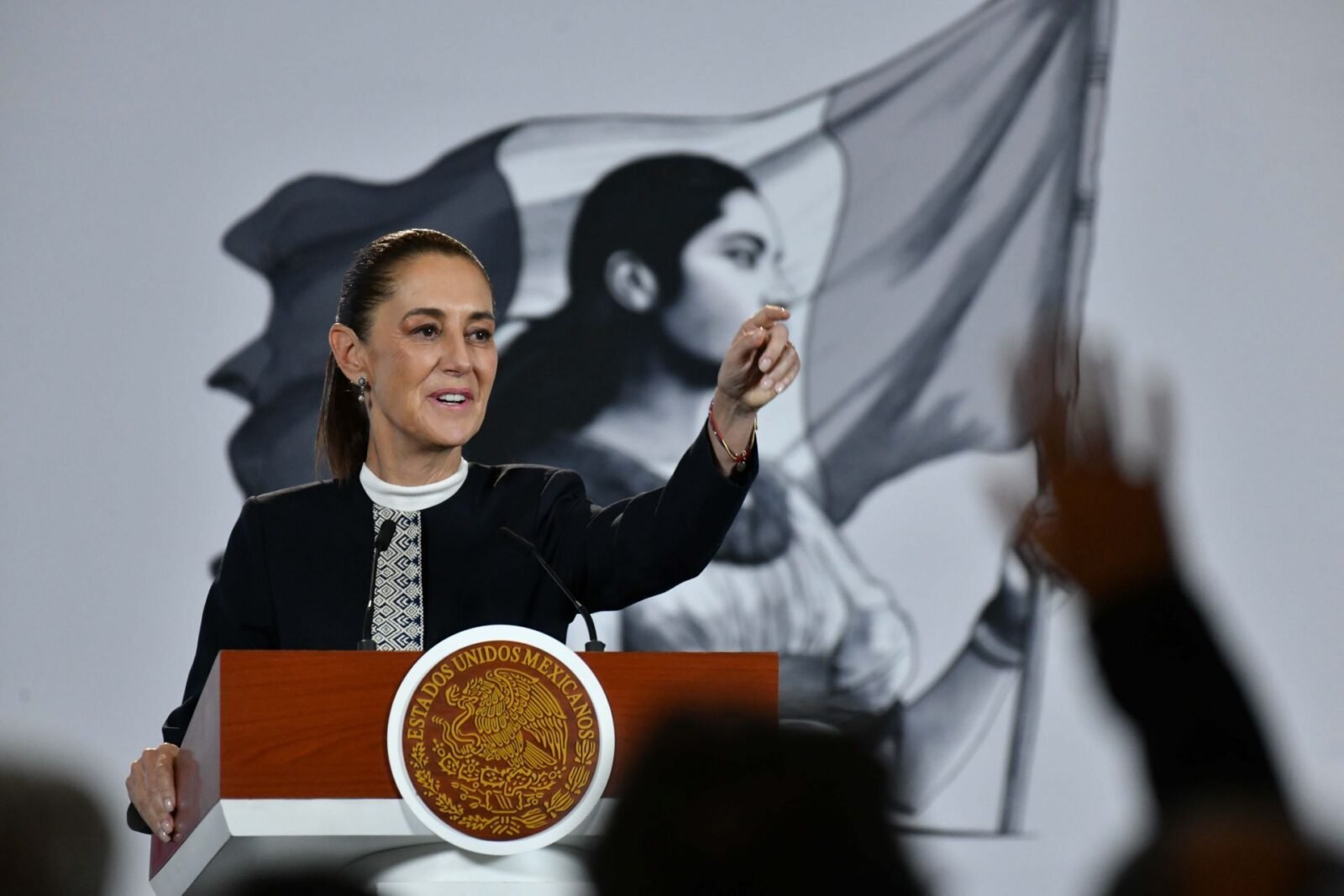 Sheinbaum anuncia aumento salarial y regulación de pensiones en IMSS